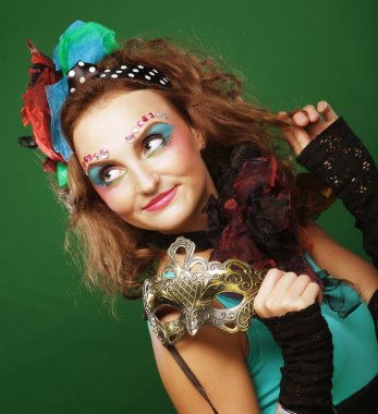 Maskeli güzel kızıl saçlı kadın..