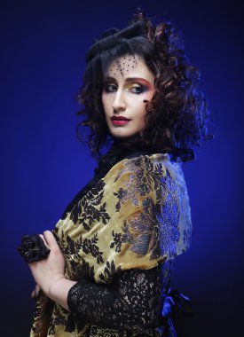 Elegance womna parlak makyaj ile.