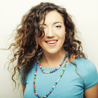 Güzel genç sürpriz kıvırcık kadın.