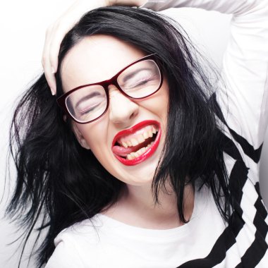 Gözlüklü genç duygusal esmer kadın