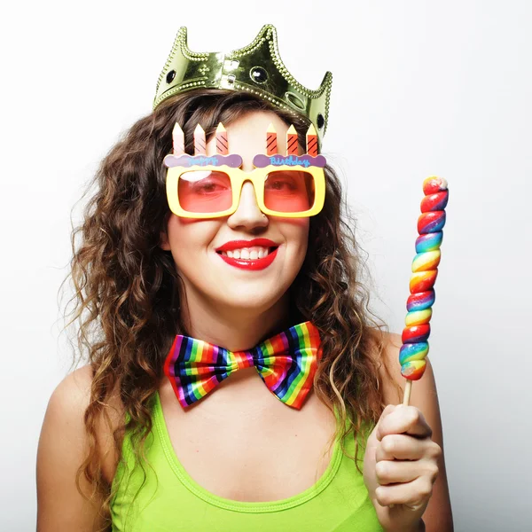 Bella donna con corona e occhiali da sole divertenti — Foto Stock