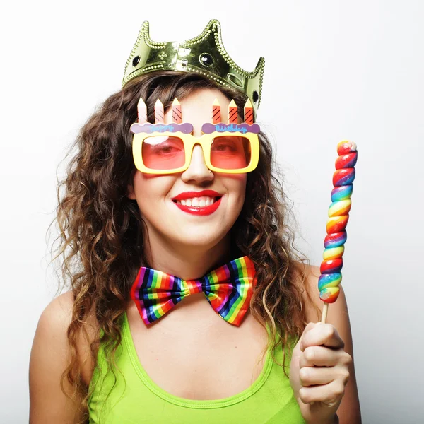 Mujer encantadora con corona y gafas de sol divertidas —  Fotos de Stock