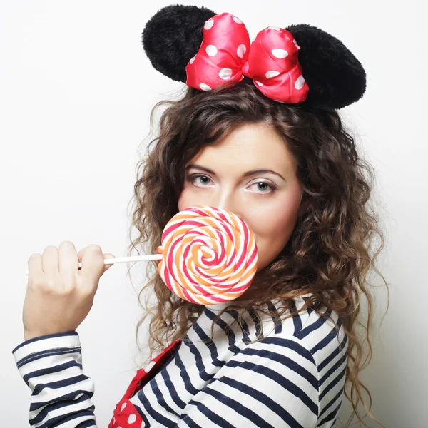 Ung lockigt kvinna med mus öron holding lollipop — Stockfoto