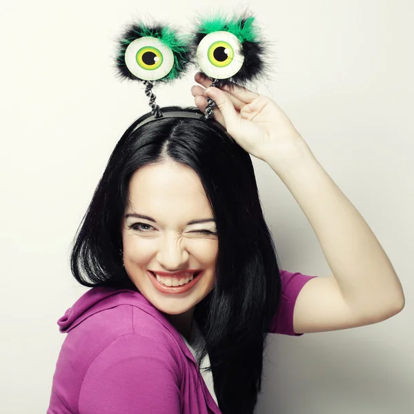 Mujer joven sorprendida con ojos verdes divertidos . — Foto de Stock