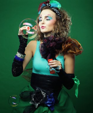 Yaratıcı makyajlı bir model.