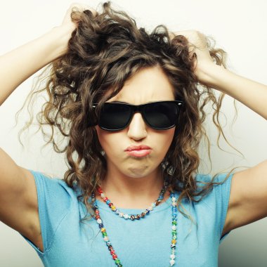 güneş gözlüğü ile mutlu genç kız