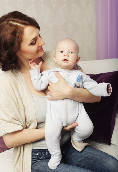 Gelukkig moeder en baby — Stockfoto