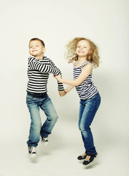 Çocuk - kız ve erkek kardeş — Stok fotoğraf
