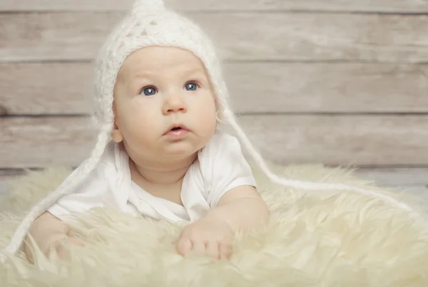 Adorable bebé en sombrero blanco —  Fotos de Stock