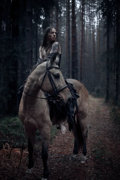 骑着马的年轻人 — 图库照片