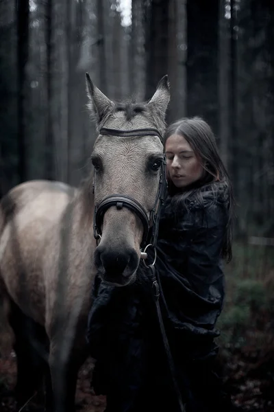 Mladík s koněm — Stock fotografie