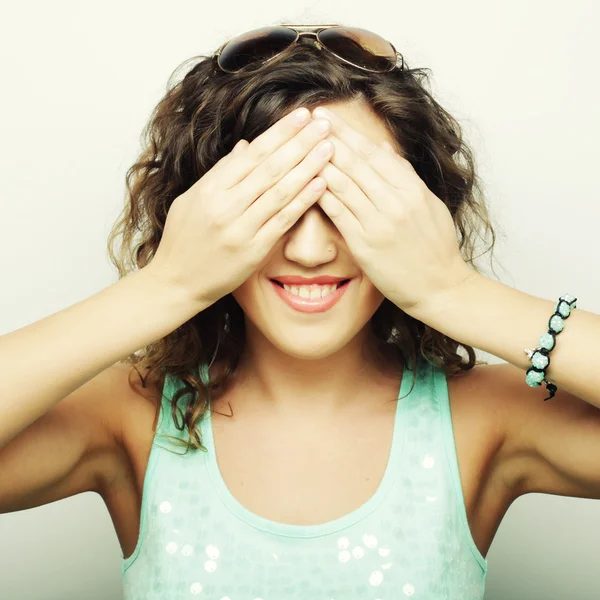 Mujer joven cubriendo sus ojos con sus manos . —  Fotos de Stock