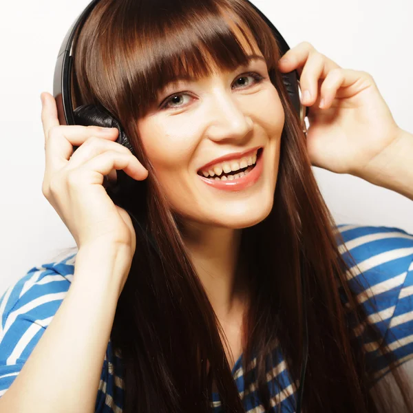 Joven mujer feliz con auriculares — Foto de Stock