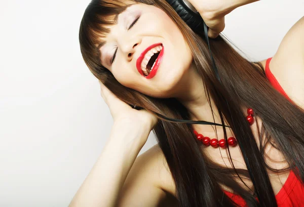 Jovem mulher feliz com fones de ouvido — Fotografia de Stock