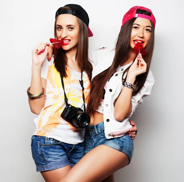 Två unga vackra hipster flickor — Stockfoto