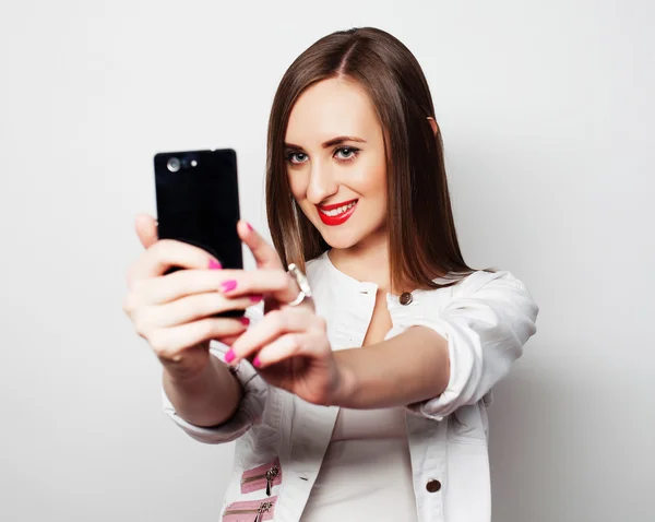 Ganska ung kvinna med mobiltelefon — Stockfoto