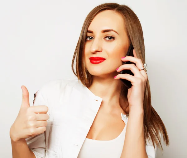 Bella giovane donna che utilizza il telefono cellulare — Foto Stock