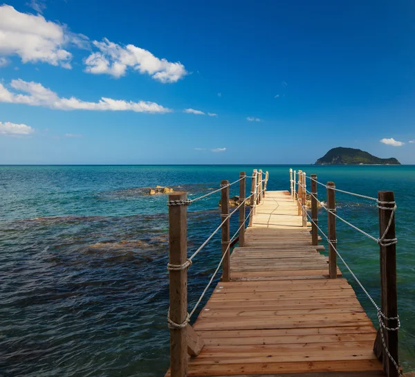 Puente de madera - mar, verano . — Foto de Stock