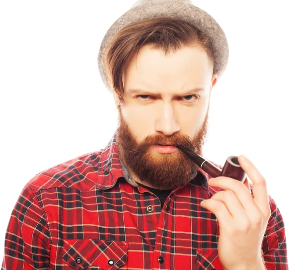 Γενειοφόρος άνδρας που καπνίζει έναν σωλήνα — Φωτογραφία Αρχείου