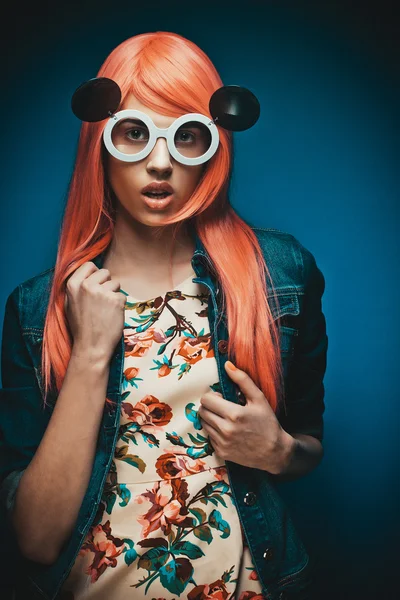 Vrouw met heldere lang rood haar — Stockfoto