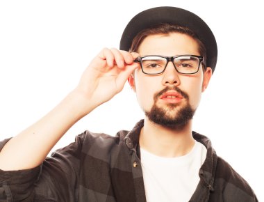 genç adam giyen siyah şapka