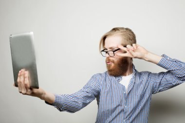 Genç sakallı adam holding tablet