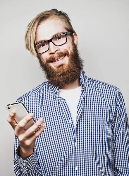 Junger bärtiger Mann mit Handy — Stockfoto