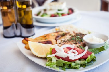 ızgara somon ve sebzeler