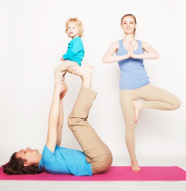 Anne, baba ve oğul yoga yaparken