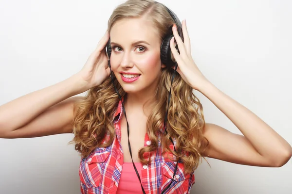 Mujer con auriculares escuchando música — Foto de Stock