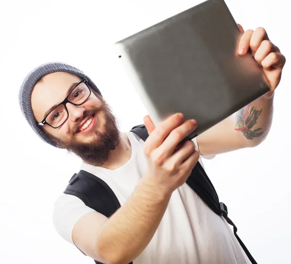 Молодой бородатый мужчина держит планшет — стоковое фото