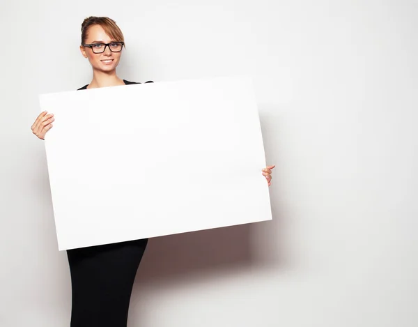 Geschäftsfrau mit einer leeren Plakatwand. — Stockfoto