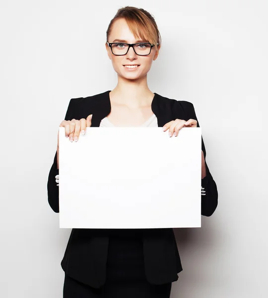 Geschäftsfrau mit einer leeren Plakatwand. — Stockfoto