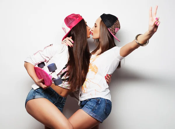 Two girl skaters — Stock Photo, Image