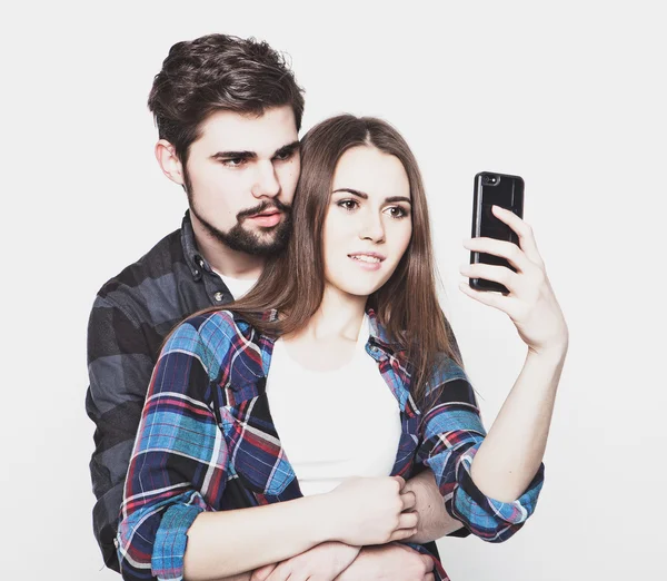 Älskande par att göra selfie — Stockfoto