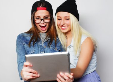 bir tablet ile kendi kendine portre çekici kızlar