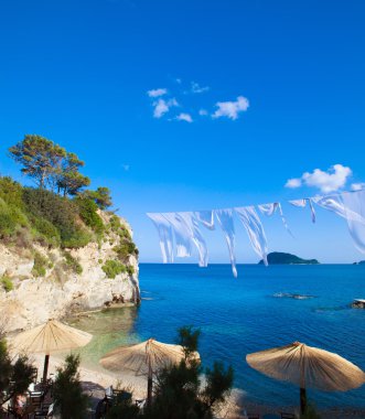 Plajda saman şemsiye ve salonlar satır