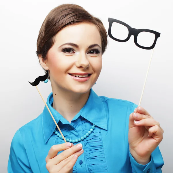 Joven mujer sosteniendo bigote — Foto de Stock