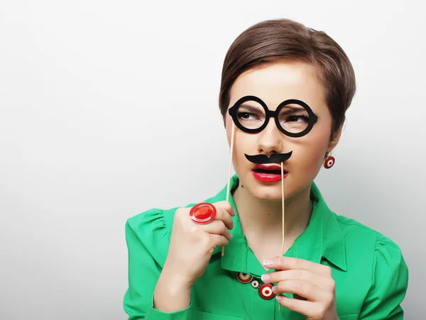 Jovem mulher segurando bigode — Fotografia de Stock