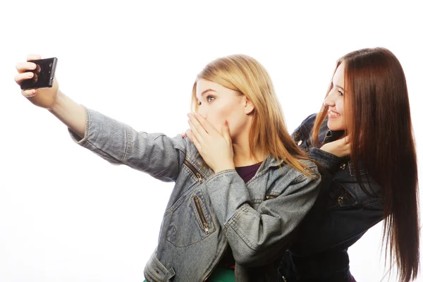 Dvě mladé ženy užívající selfie s mobilním telefonem — Stock fotografie