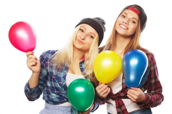 Hipster-Mädchen lächeln und halten bunte Luftballons in der Hand — Stockfoto