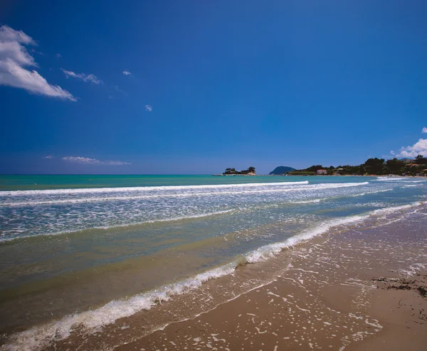 Sandstranden vid soliga sommardag — Stockfoto