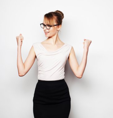 başarılı bir iş kadını kollarını