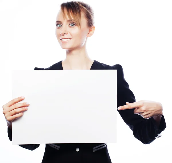 Junge Geschäftsfrau zeigt leeres Schild — Stockfoto