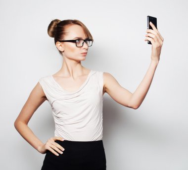 Cep telefonu tutan iş kadını