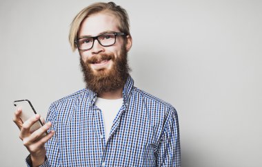 Cep telefonlu genç sakallı adam.