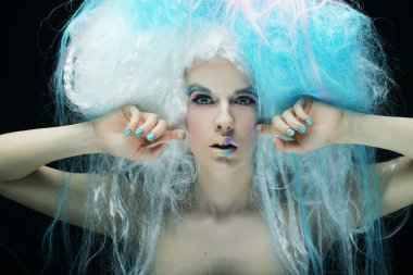 parlak makyaj ve yaratıcı saç olan kadın