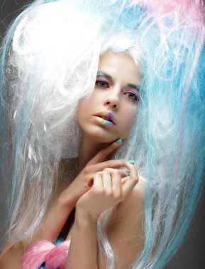 parlak renkli makyaj ile kız