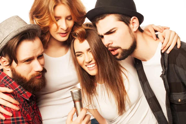 Amigos se divertindo no karaoke — Fotografia de Stock