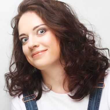 Güzel, genç, şaşkın kadın.